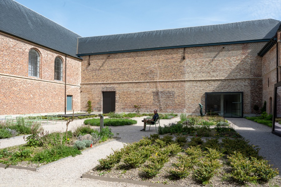 Binnentuin met medicinale kruiden