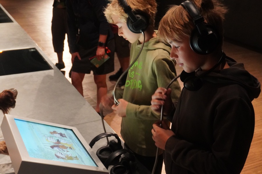 Aandachtige kinderen in het museum