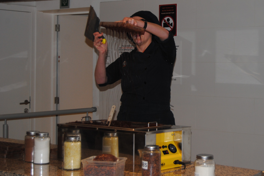 Demonstratie pralines maken in Choco-Story Brussels