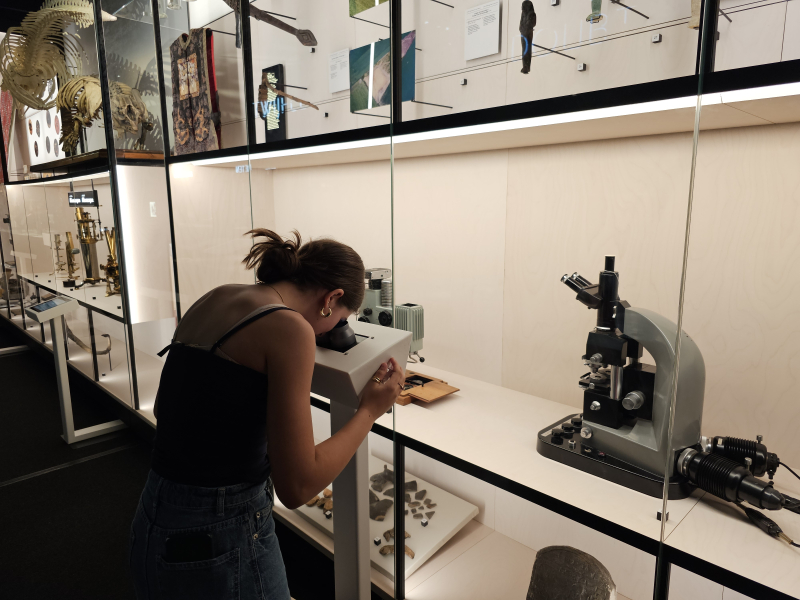 Kijken door een microscoop in het GUM