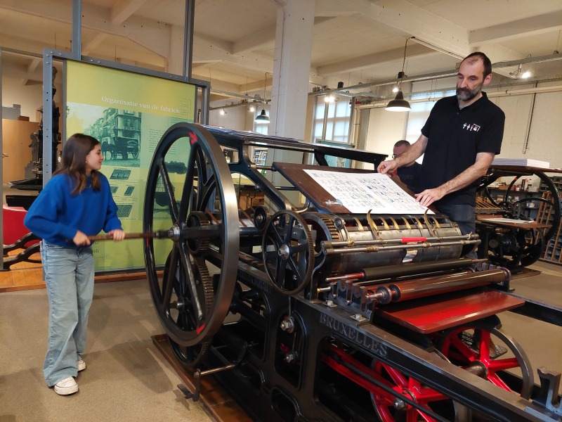 Een indrukwekkende hal vol drukpersen in het Speelkaartenmuseum
