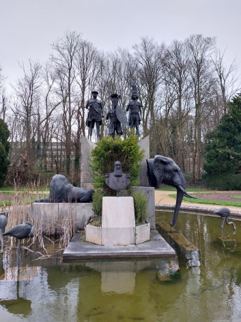Beeld in het park bij het AfricaMuseum