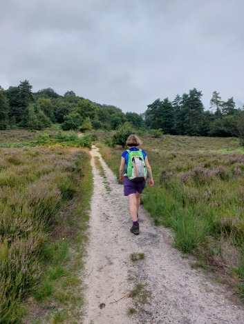 Leen wandelt door Mechelse Heide