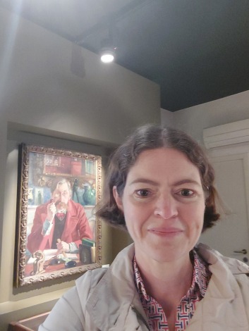 Riebedebie-reporter Leen voor een schilderij met Emile Verhaeren