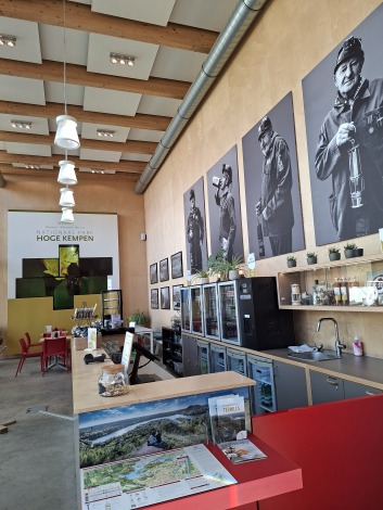 Zicht op de cafetaria in het visitor center van Terhills