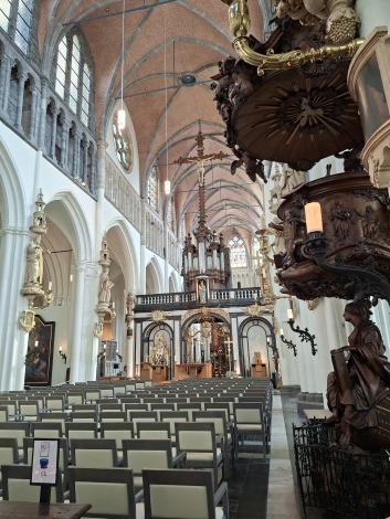 Zicht op de Onze-Lieve-Vrouwkerk met de preekstoel