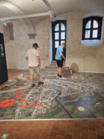 Op de vloer van de lakenhalle staat een stadsplan van Dendermonde 