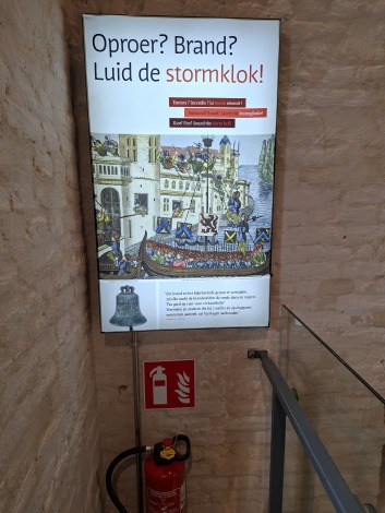 In de toren van de Lakenhalle staat een infobord over de stormklok