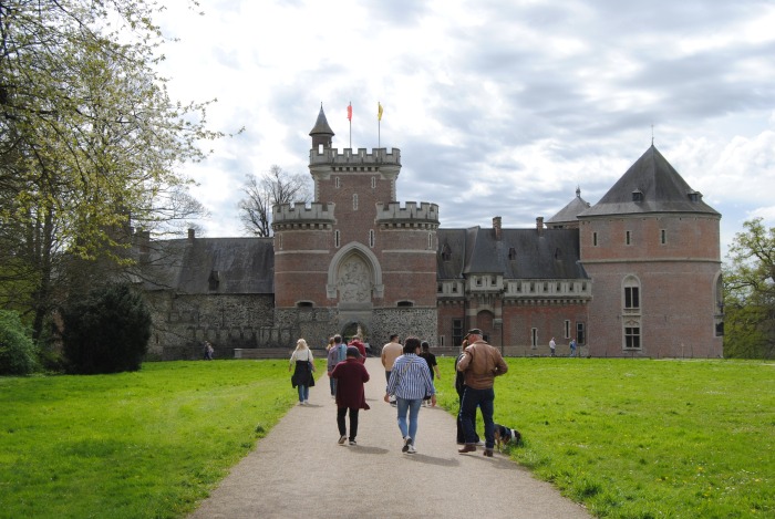 zicht op het kasteel van Gaasbeek vanuit het park