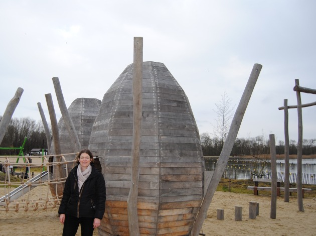 Houten speeleieren in de speeltuin in Nieuwdonk