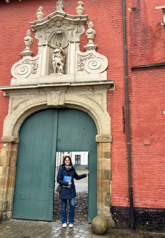 Auteur Marie-Lise aan de ingang van het Begijnhof