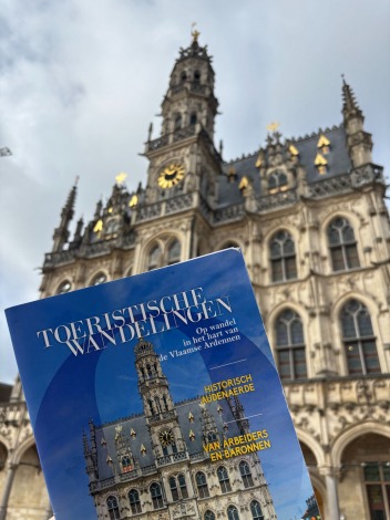 Het stadhuis staat ook op de wandelbrochure!