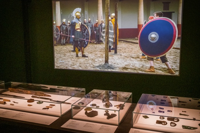 Video en vitrines versterken elkaar