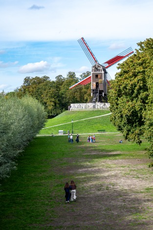 Sint-Janshuismolen op zijn molenwal