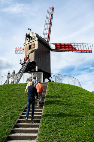 Sint-Janshuismolen op zijn molenwal