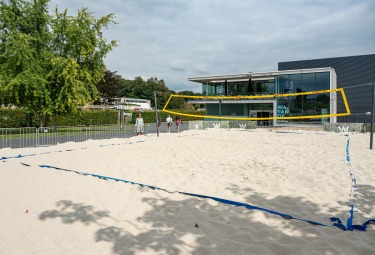 Beachvolleyterrein bij de sporthal