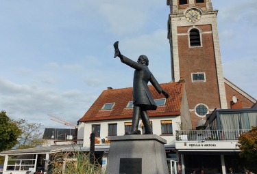 Standbeeld van Emile Verhaeren en de kerk van Sint-Amands