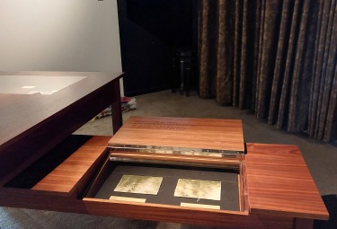 Tentoonstellingstafels in het museum
