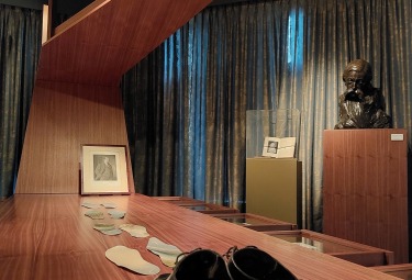 Werk met herenschoenen en voetsporen in het Verhaerenmuseum