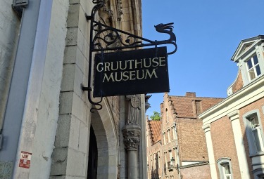 Uithangbord aan het Gruuthusemuseum in Brugge