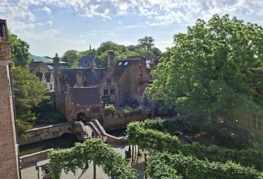 Zicht vanuit de loggia van het Gruuthusemuseum