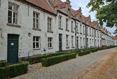 Rij huizen in het begijnhof van Dendermonde