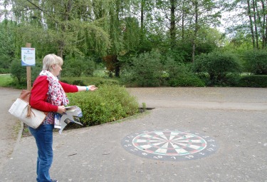 Een spelletje langs de wandeling
