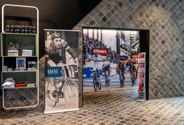 de 90° kasseimuur vormt de toegangspoort tot het museum