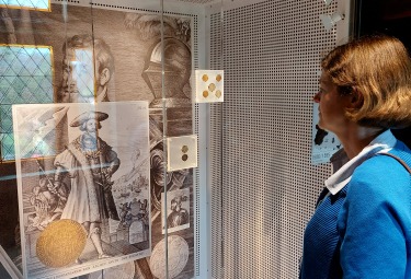 Bij de muntencollectie op de zolder van het kasteel
