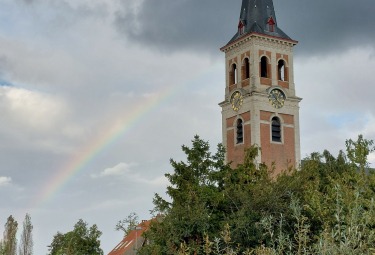 Regenboog bij de kerk van Sint-Amands
