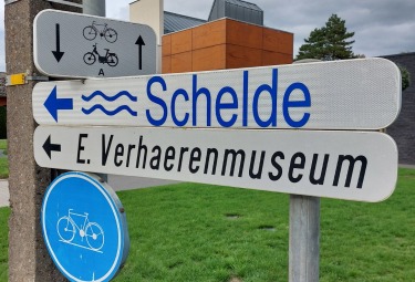 Wegwijzers naar de Schelde en het Verhaerenmuseum