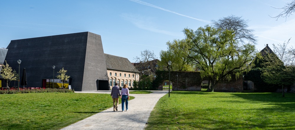 Abby Kortrijk in de tuin van de voormalige Groeningeabdij