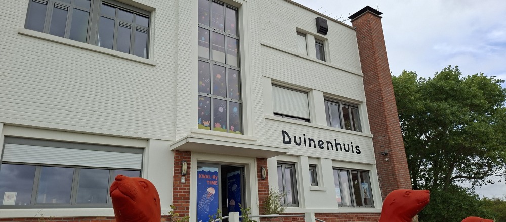 Voorgevel van het Duinenhuis