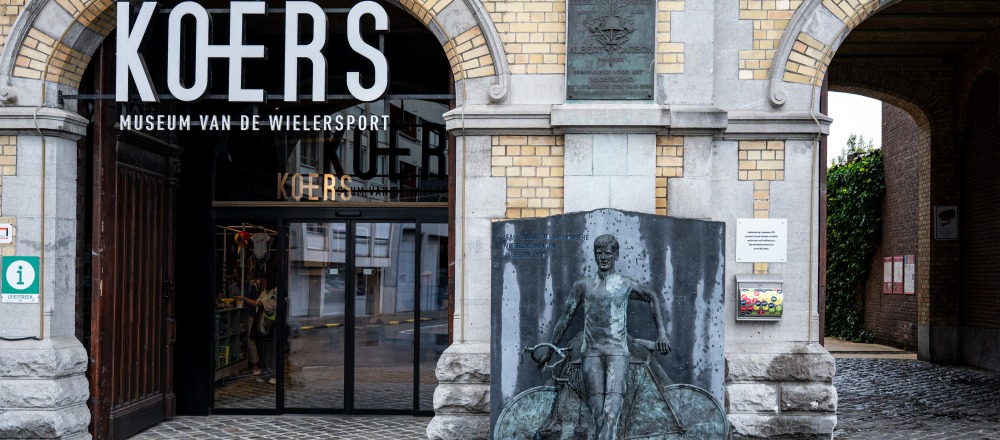 Gevel en ingang van KOERS. Museum van de Wielersport