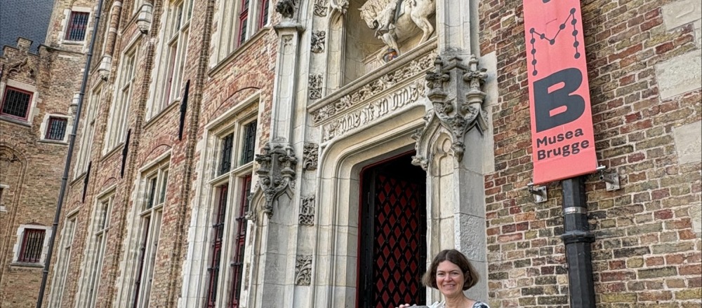 Aan de ingang van het Gruuthusemuseum in Brugge