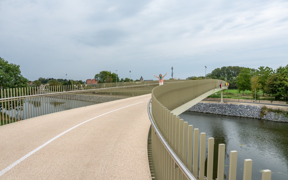 Via de fietsers- en voetgangersbrug van wijk Barakken naar Vauban stadium