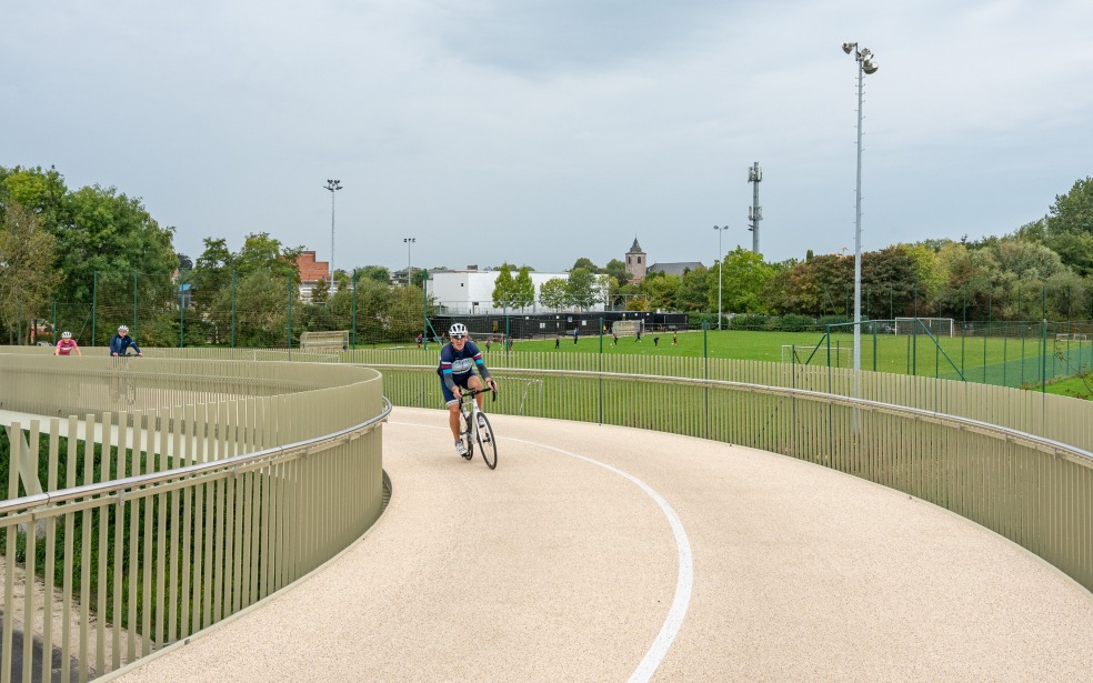 Via de fietsers- en voetgangersbrug van wijk Barakken naar Vauban stadium