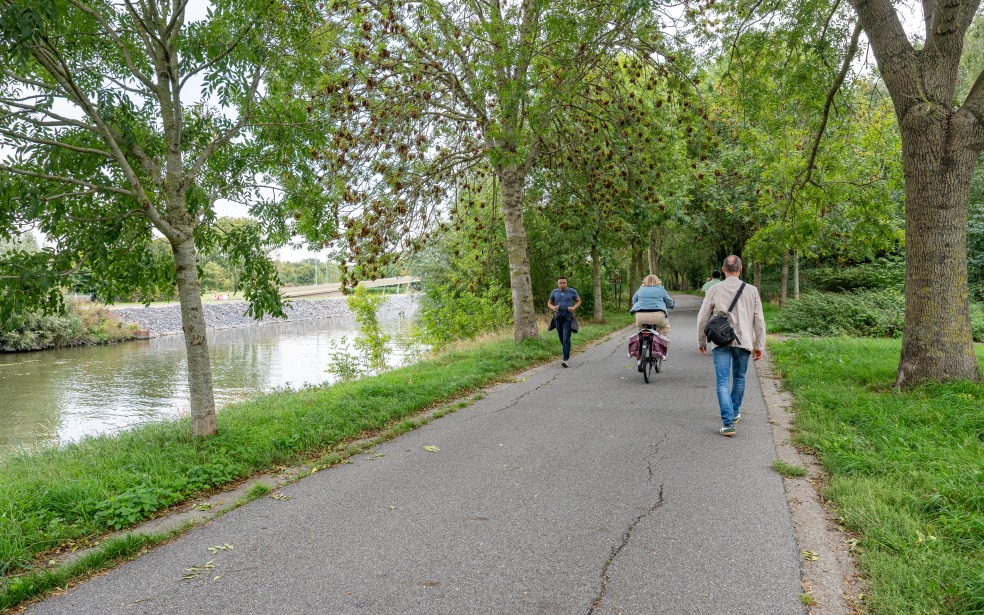 Fietsen en wandelen op en langs het jaagpad