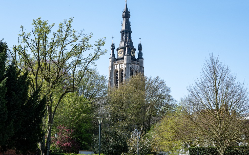 Terugblik op de Sint-Maartenskerk naast het Begijnhof