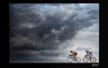 Renners met een dreigende wolkenlucht