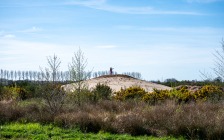 Spelend kind op de zandheuvel