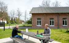 Onthaalgebouw met picknickbanken