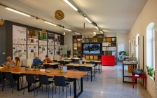 Onthaalgebouw met tentoonstelling
