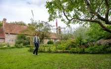 Zicht op de molen vanuit de Gezelletuin